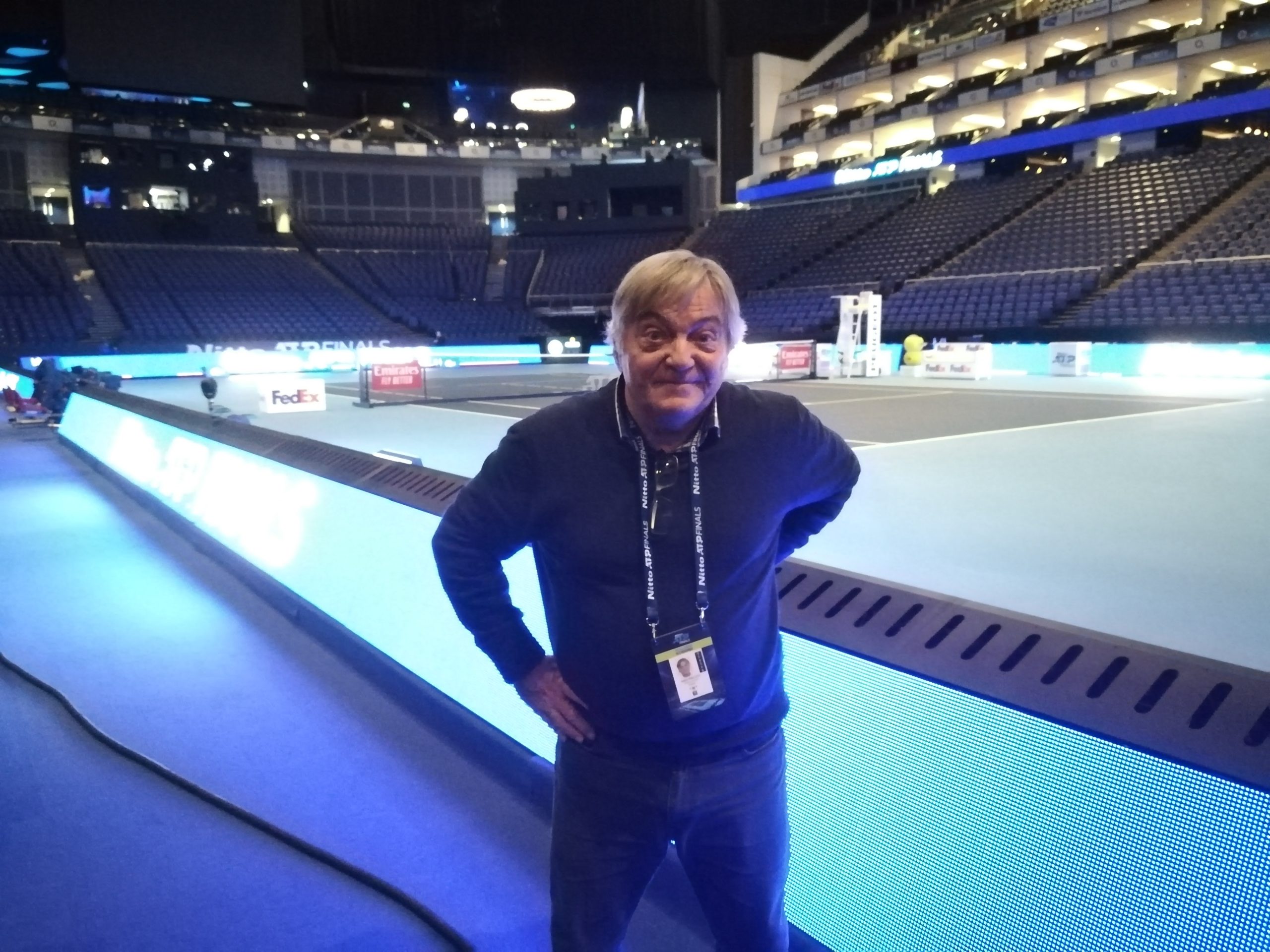 comentarista de tenis español en la cancha de Tenis de los ATP Finals Londres